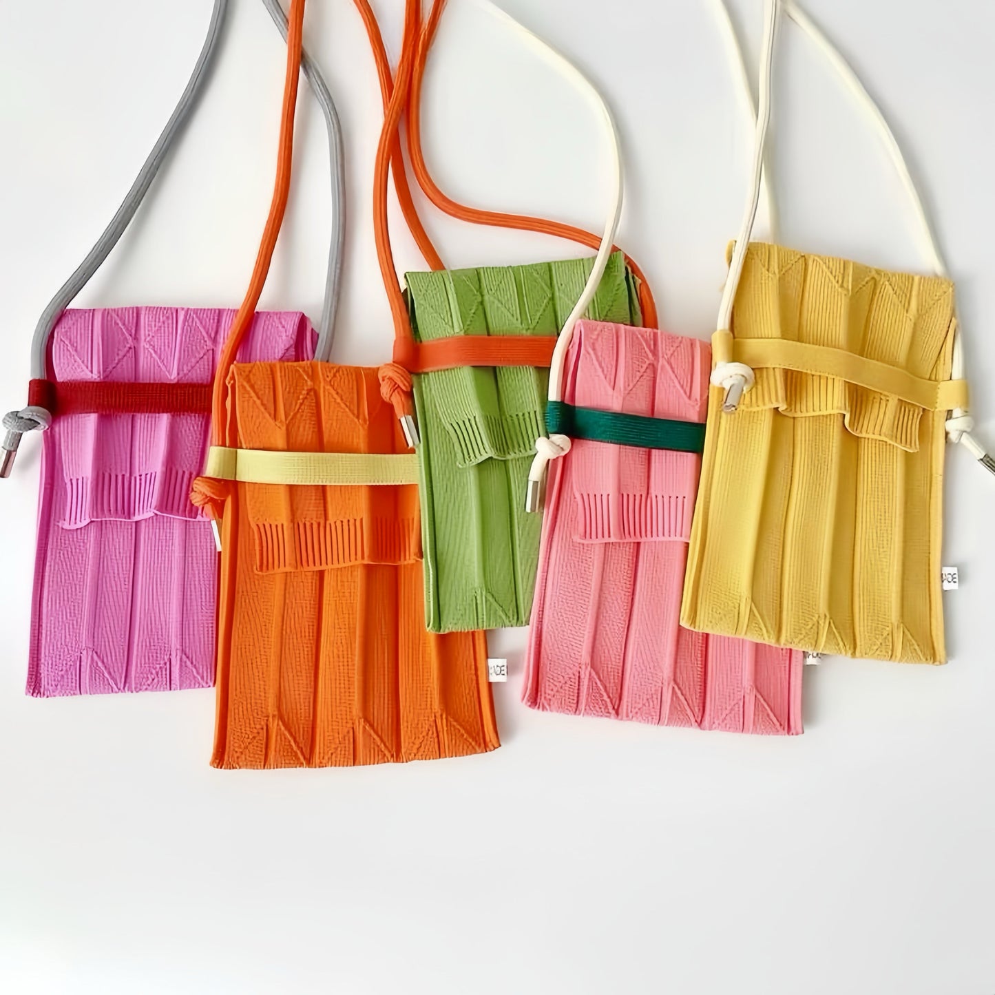Mini-Tasche aus plissiertem Strick in lebendigen Farben