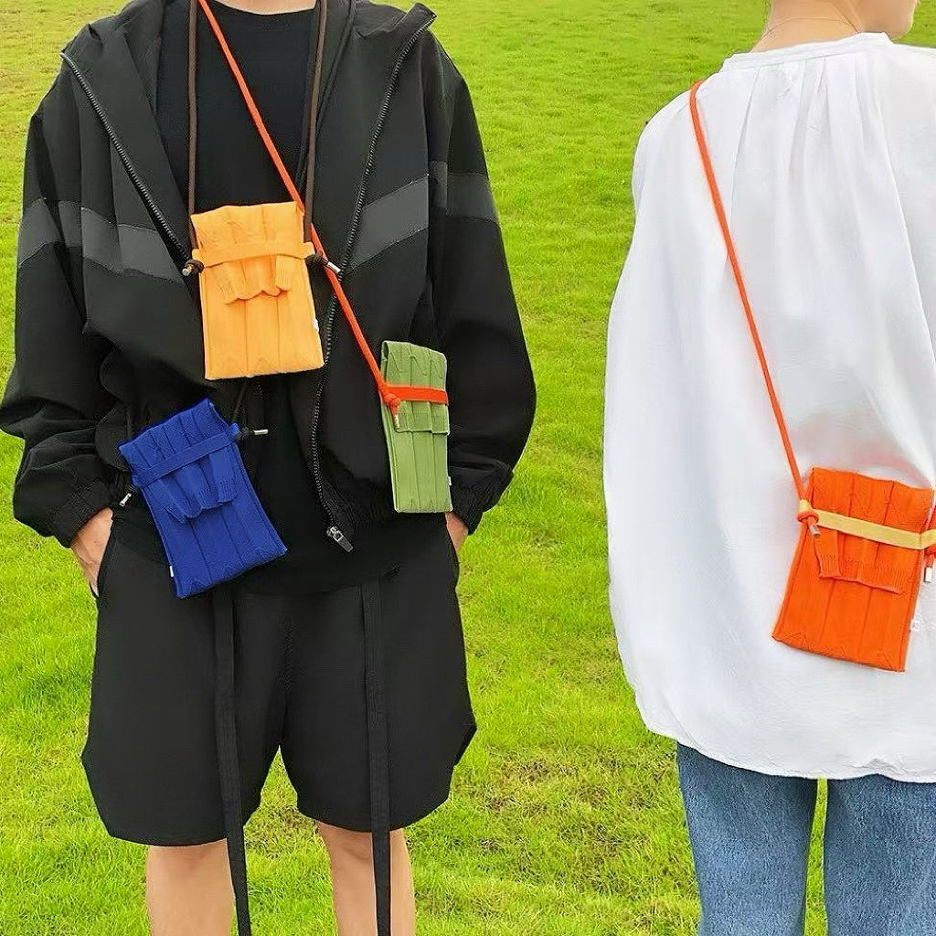 Mini-Tasche aus plissiertem Strick in lebendigen Farben
