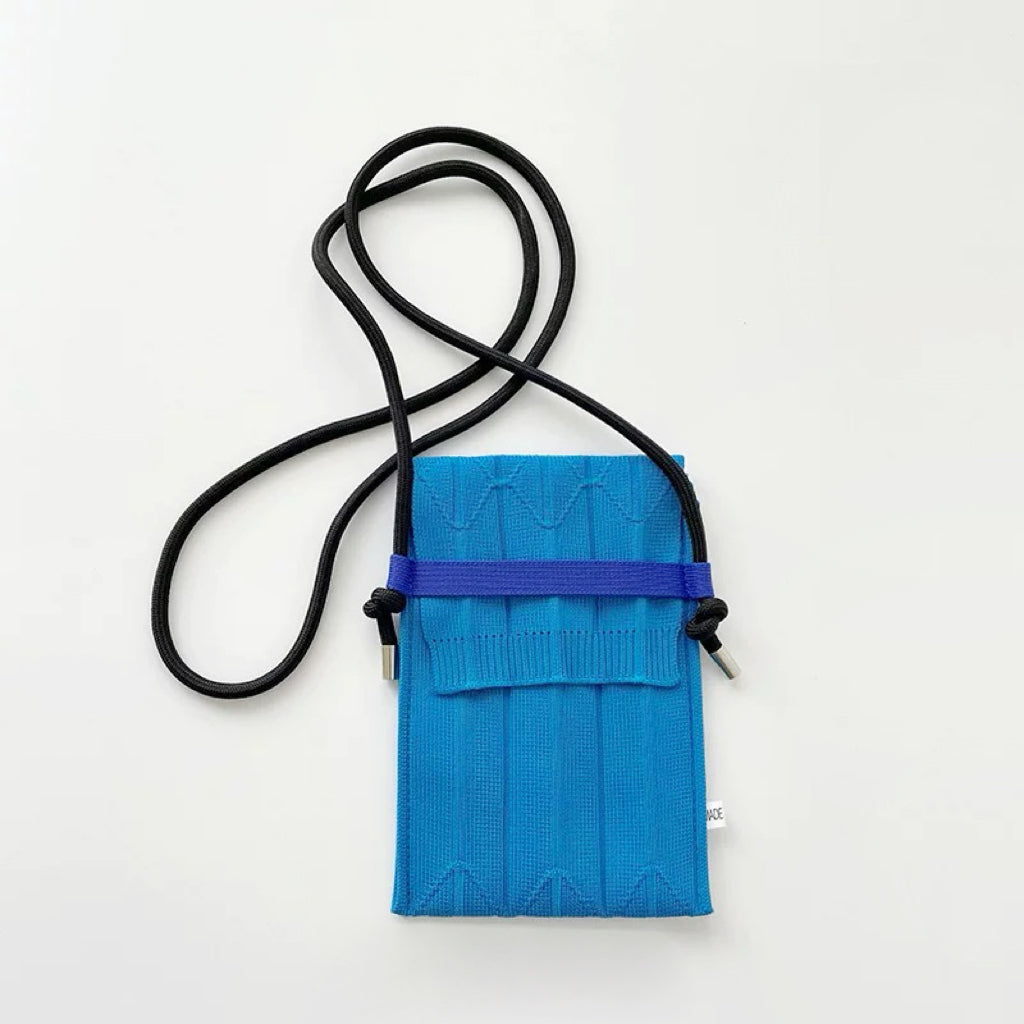 Mini-Tasche aus plissiertem Strick in lebendigen Farben