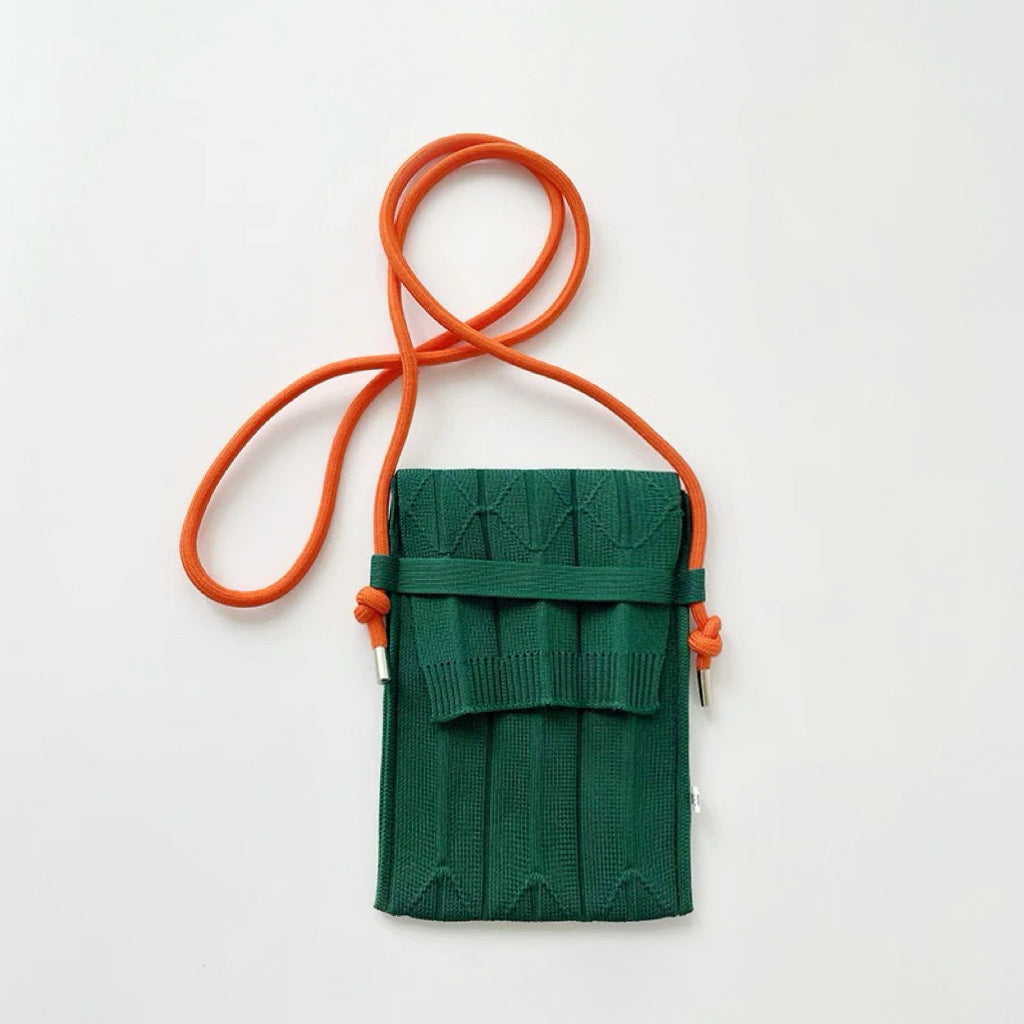 Mini-Tasche aus plissiertem Strick in lebendigen Farben