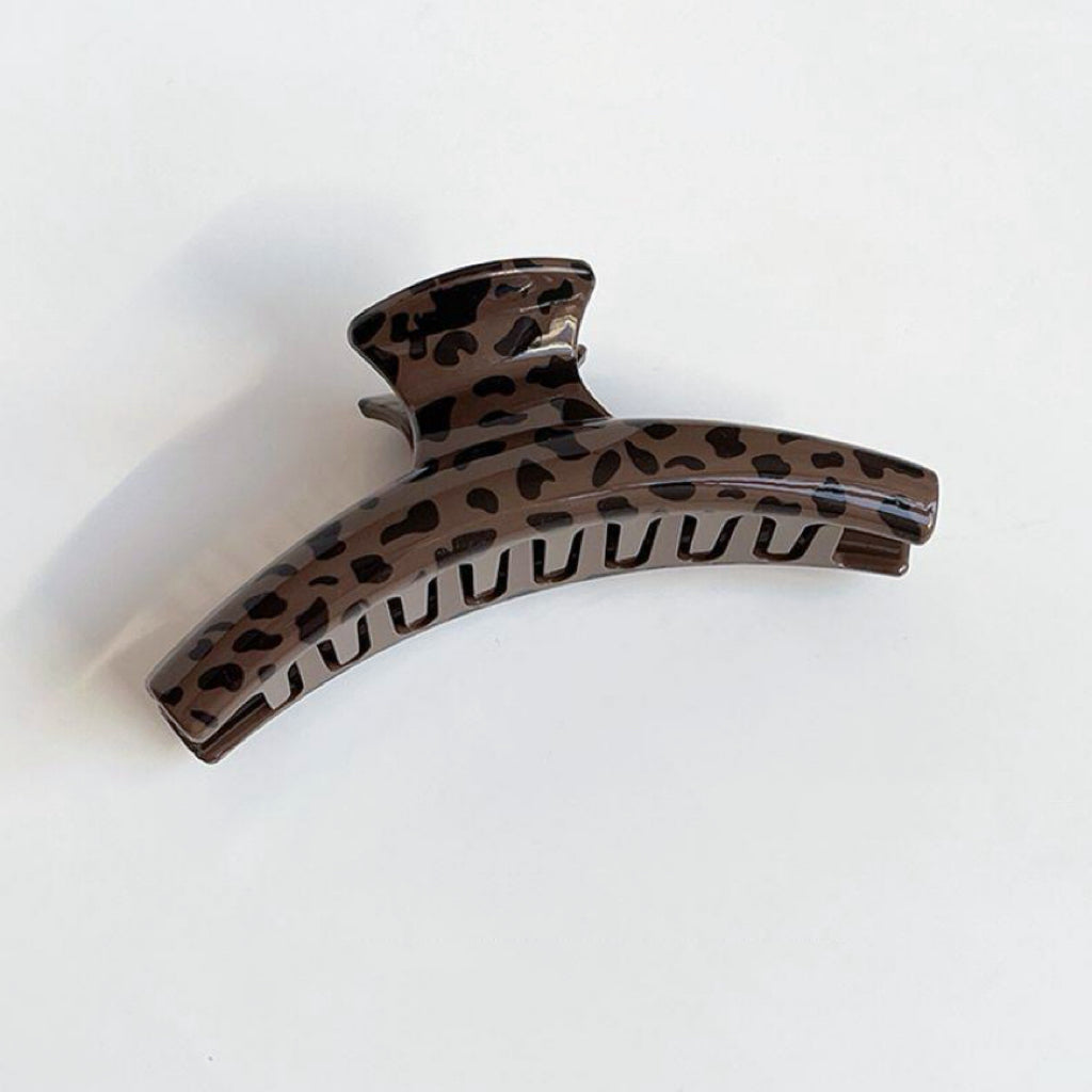 Schokoladenbraune Haarklammer mit Leopardenmuster