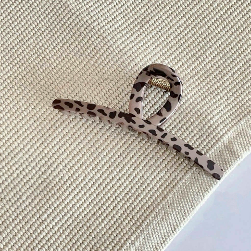 Schokoladenbraune Haarklammer mit Leopardenmuster