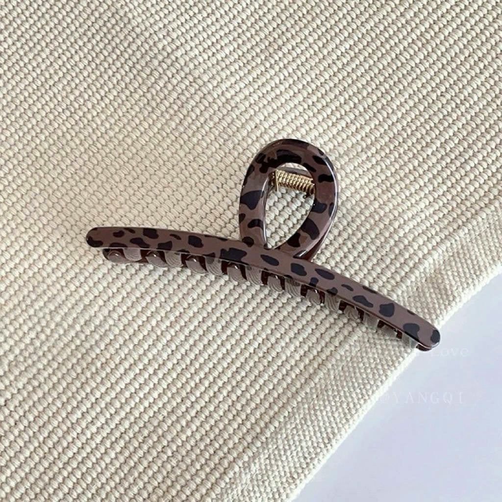 Schokoladenbraune Haarklammer mit Leopardenmuster