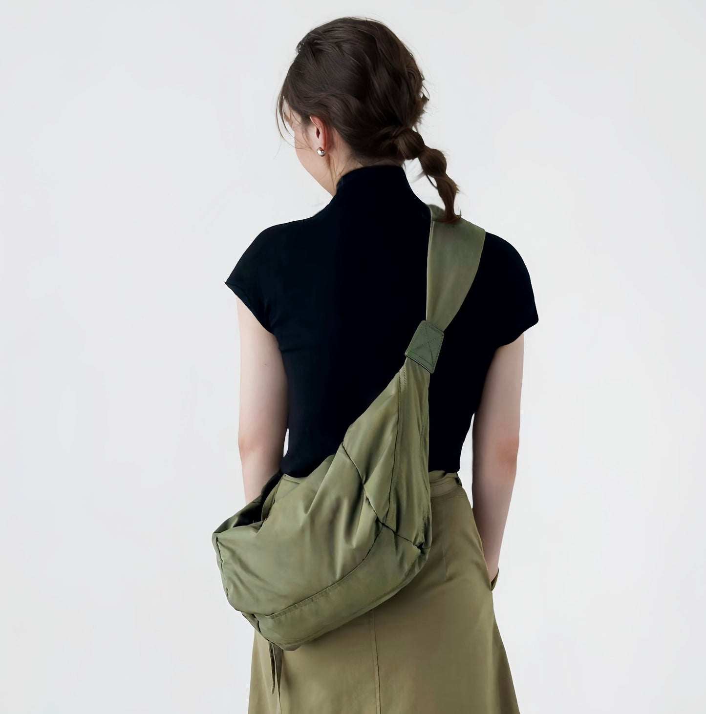 Schicke, geraffte Halbmondtasche