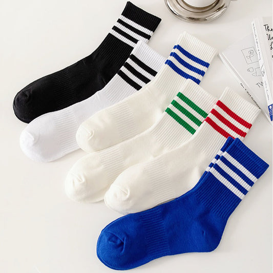 Socken mit farbigen Streifen