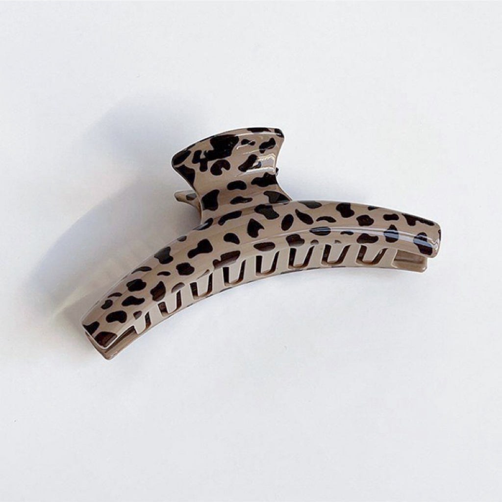 Schokoladenbraune Haarklammer mit Leopardenmuster