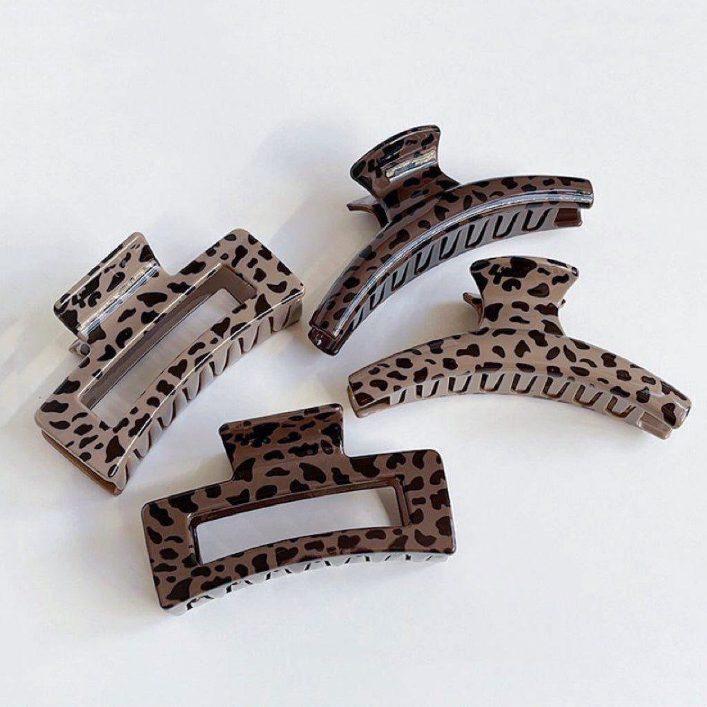 Schokoladenbraune Haarklammer mit Leopardenmuster