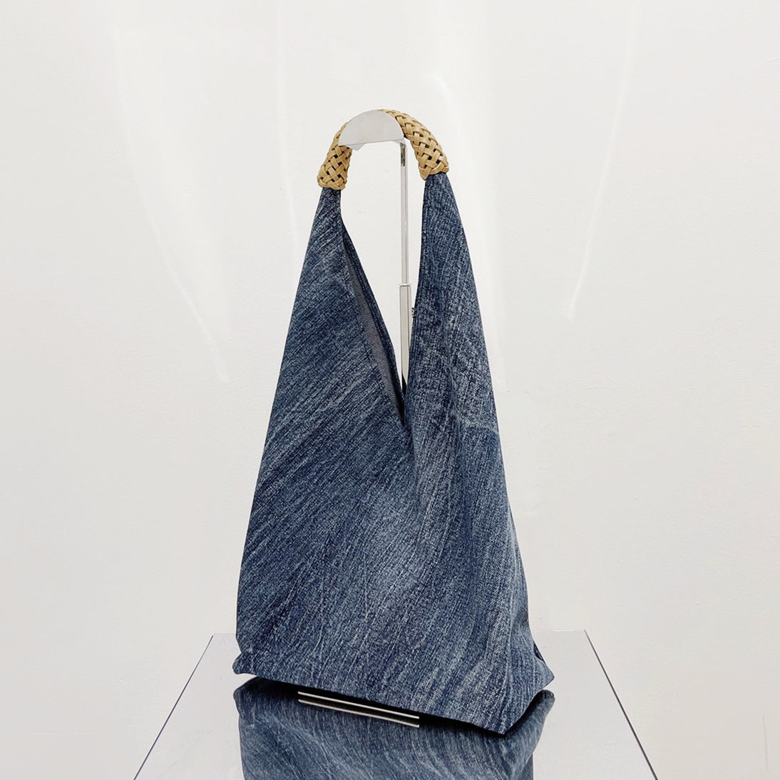 Umhängetasche aus Denim mit Innentasche