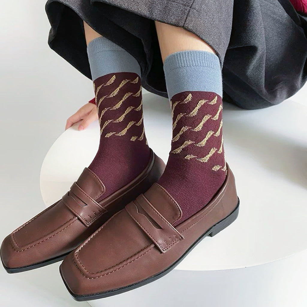 Model wearing a pair of brown cotton socks, ideal for everyday outfits and sneakers.