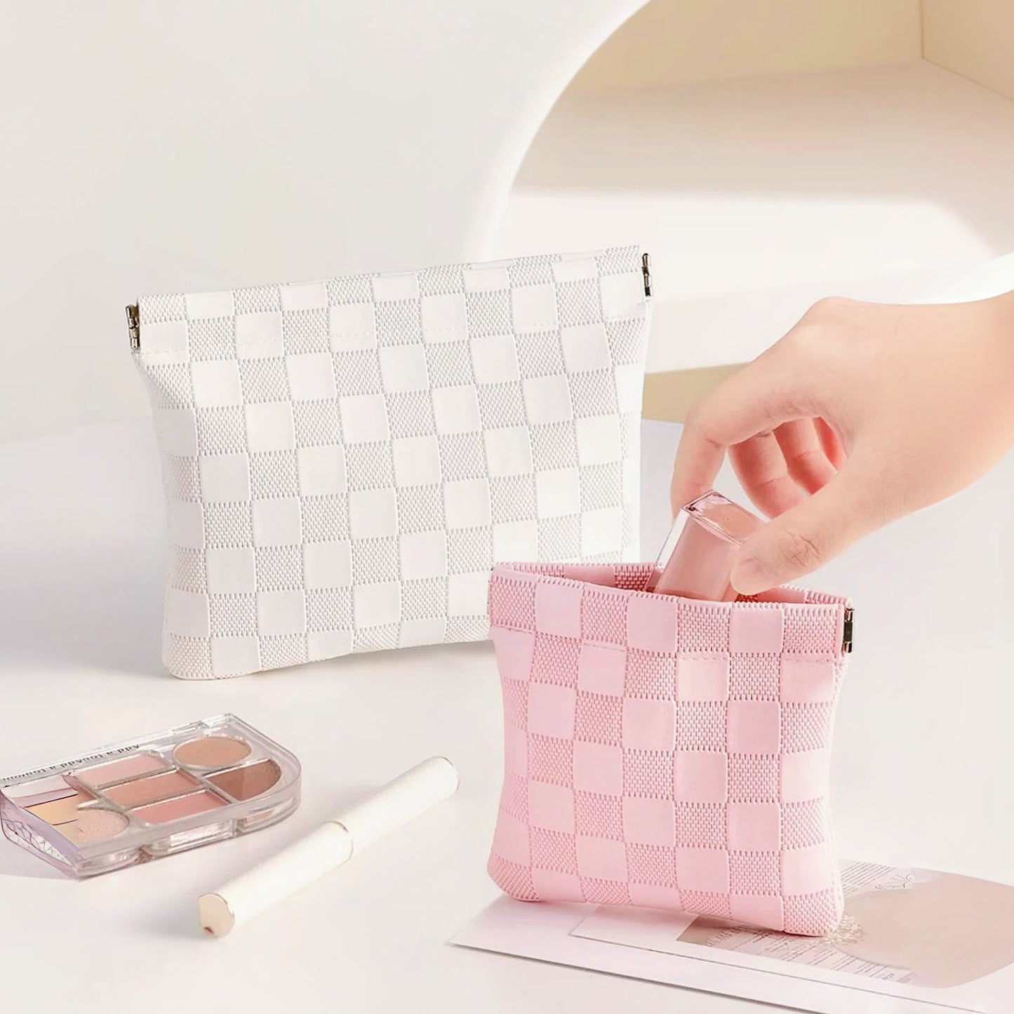 Checkered Self-closing Storage Bag