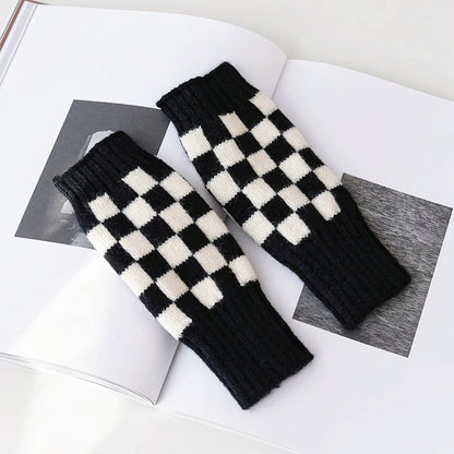 Checkered Fingerness Gloves