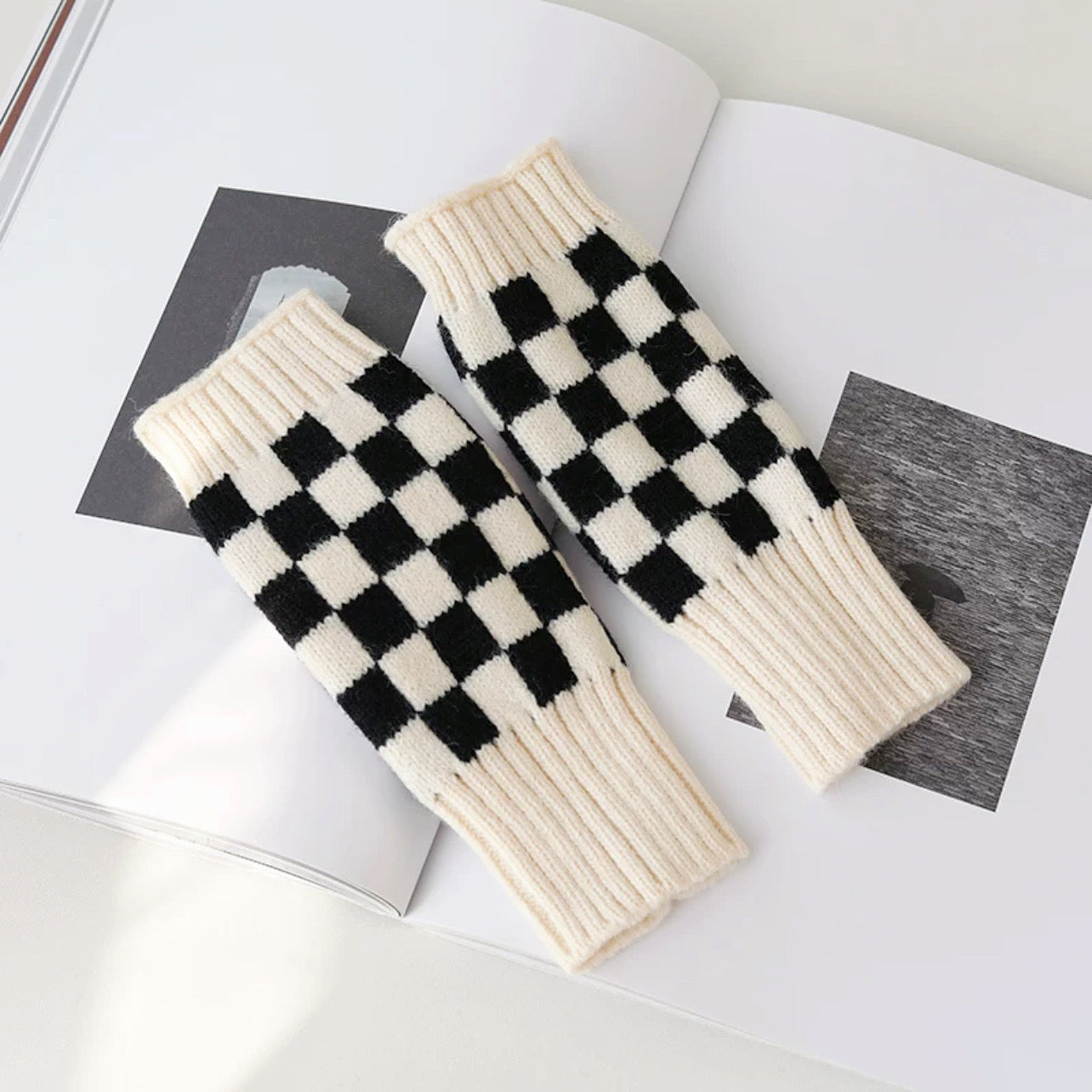 Checkered Fingerness Gloves