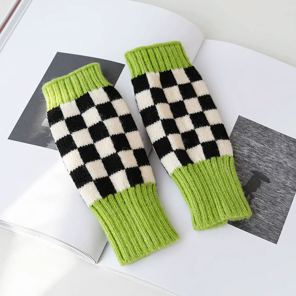 Checkered Fingerness Gloves