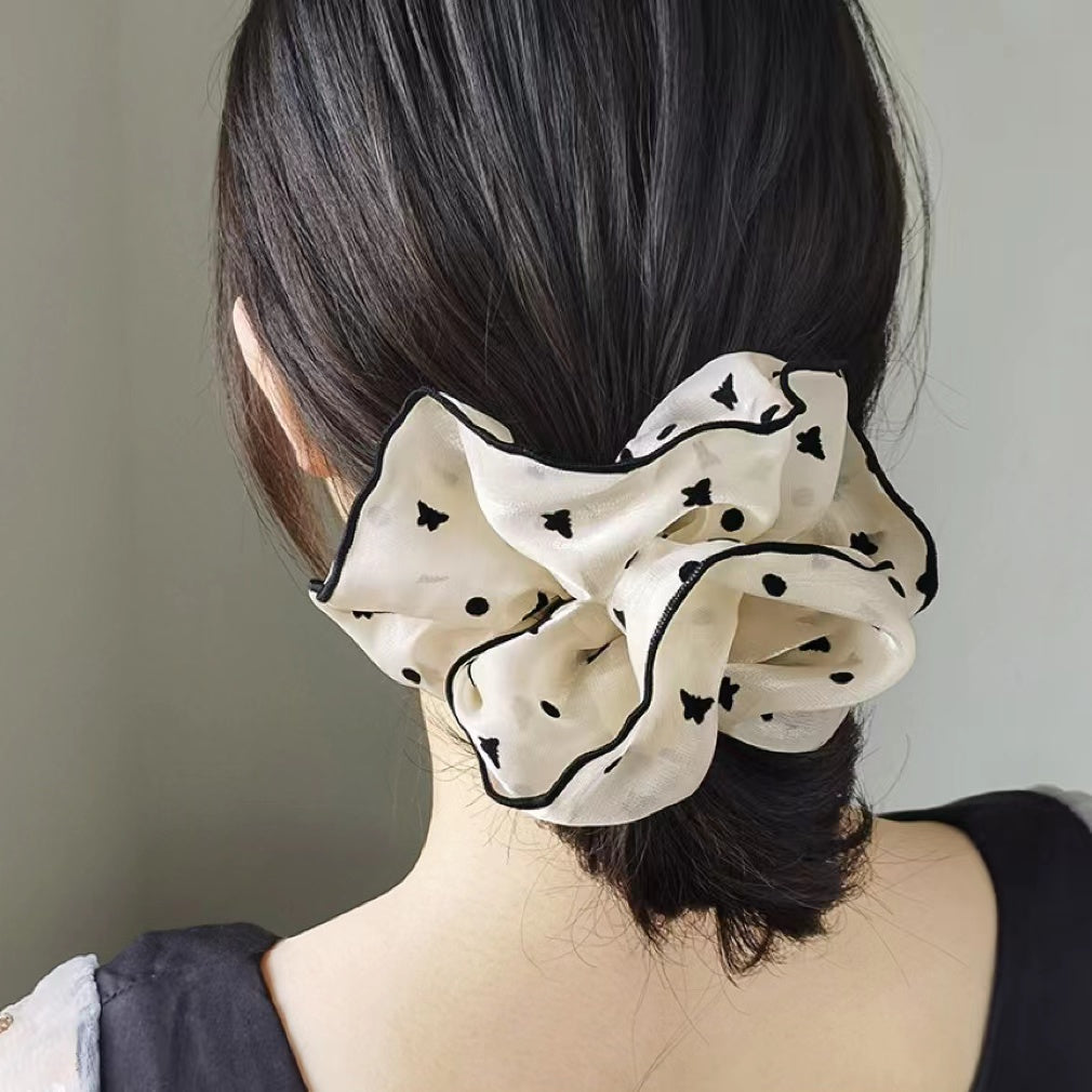 Scrunchie in raso con rifiniture nere