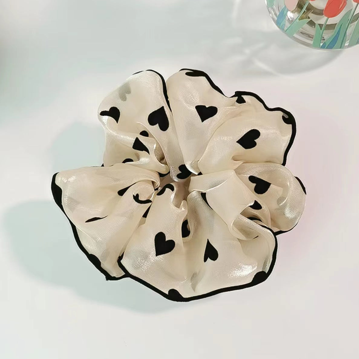 Scrunchie in raso con rifiniture nere