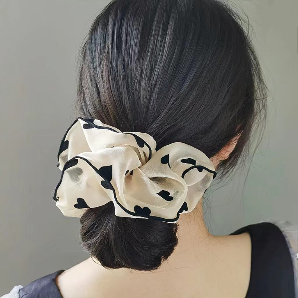 Scrunchie in raso con rifiniture nere