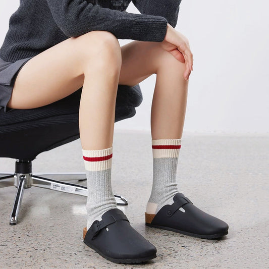 Model wearing a pair of gray cotton knitted socks, ideal for everyday outfits and sneakers.