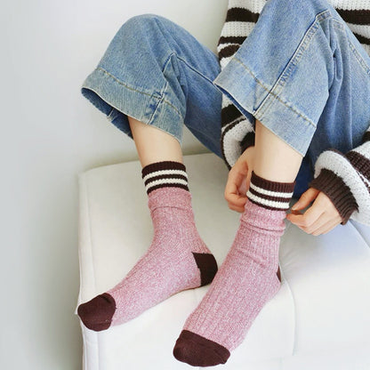 Model wearing a pair of pink cotton socks, ideal for everyday outfits and sneakers.