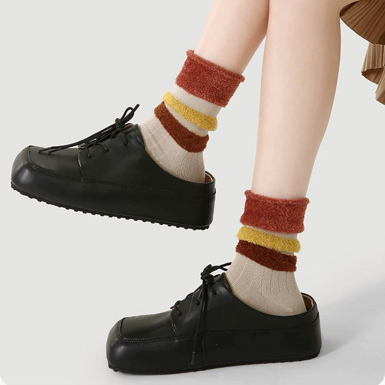 Model wearing a pair of  Maillard Plush Splicing Socks, great for casual wear and light workouts.