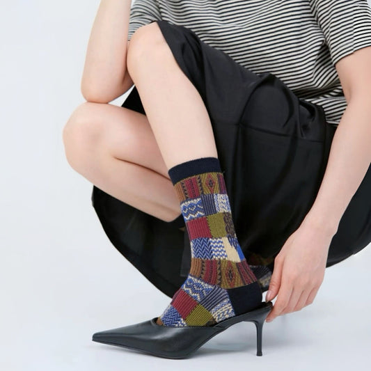 Model wearing a pair of black plaid cotton socks, ideal for everyday outfits and sneakers.