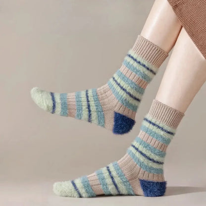Model wearing a pair of khaki striped socks, ideal for everyday outfits and sneakers.