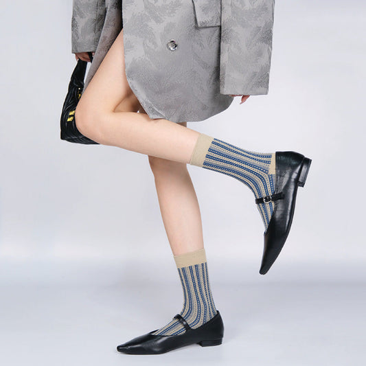 Model wearing a pair of gray rocky stream socks, ideal for everyday outfits and sneakers.